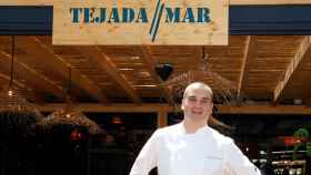 El chef Romain Fornell posa ante el restaurante Tejada Mar / TEJADA MAR