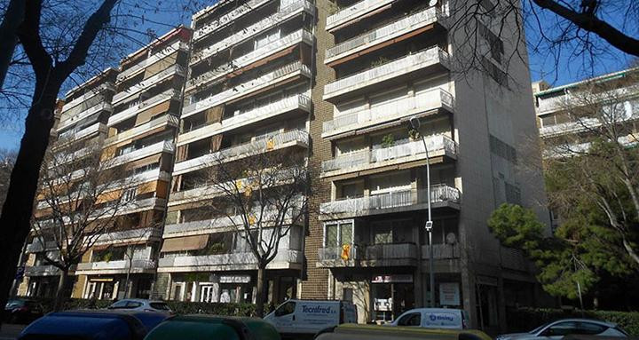 Edificio con una de las viviendas subastadas procedentes de herencias intestadas situada en la Gran Vía Carlos III de Barcelona / GENCAT