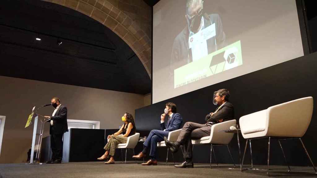 Quirze Salomó en pie junto a Mónica Roca, Jordi Puigneró y Joan Canadell / CÁMARA DE COMERCIO