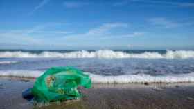 Una bolsa de plástico frente a la costa catalana / EP