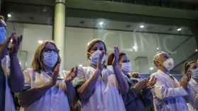 Personal médico y sanitario aplaude a las puertas del Hospital Clínic de Barcelona / EP