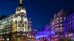 Imagen del centro de Madrid iluminado de noche, una de las ciudades con mayor contaminación lumínica de España / EFE