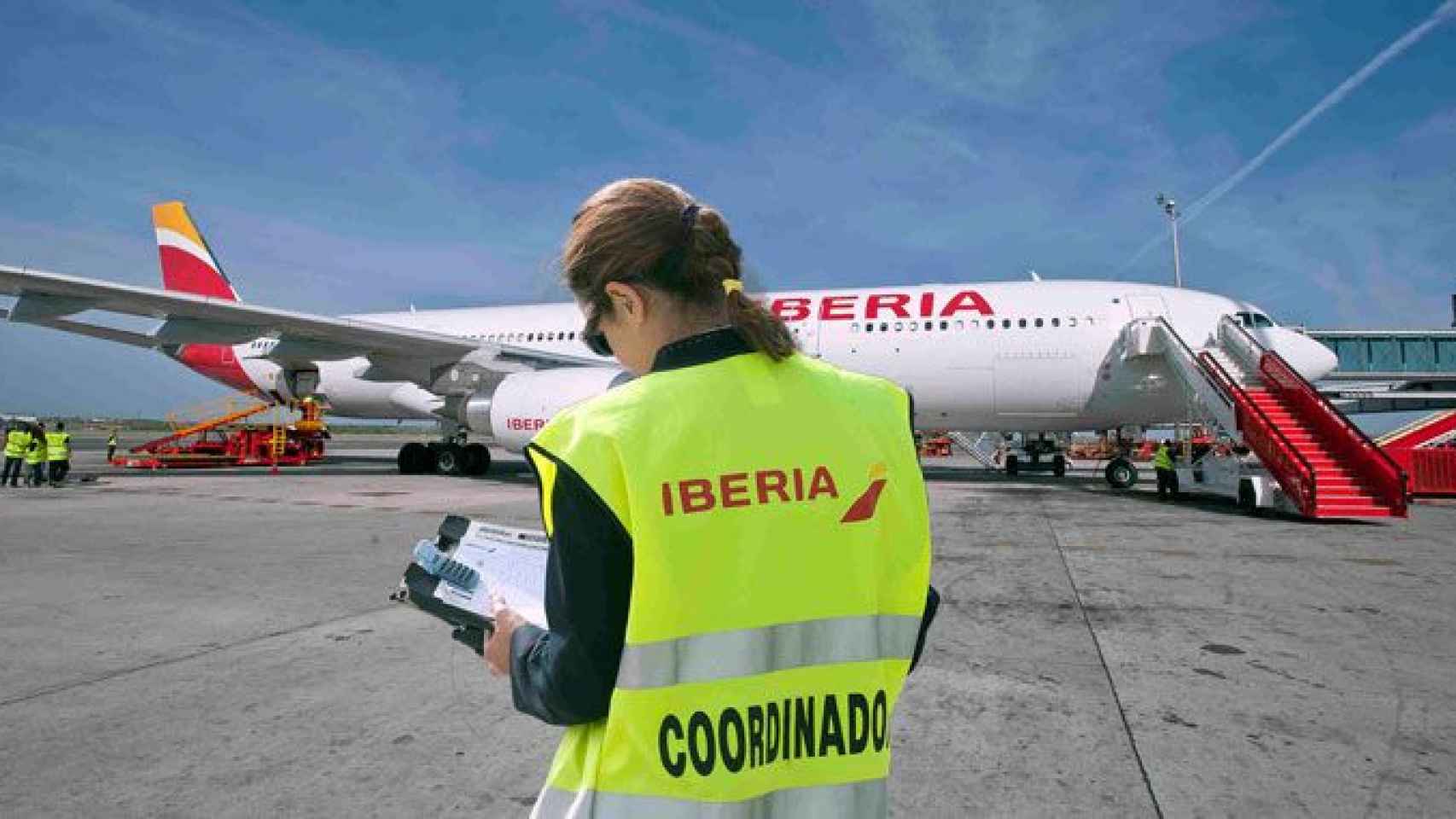 Un trabajador de Iberia revisa una aeronave de la aerolínea española / CG