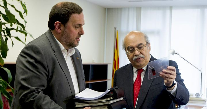 Oriol Junqueras (i) cuando recibió la cartera de Economía y Hacienda de la Generalitat de su predecesor en el cargo, Andreu Mas-Colell (d), quien también le dejó en 'herencia' la deuda pública en los mercados al 4,6% de media / EFE