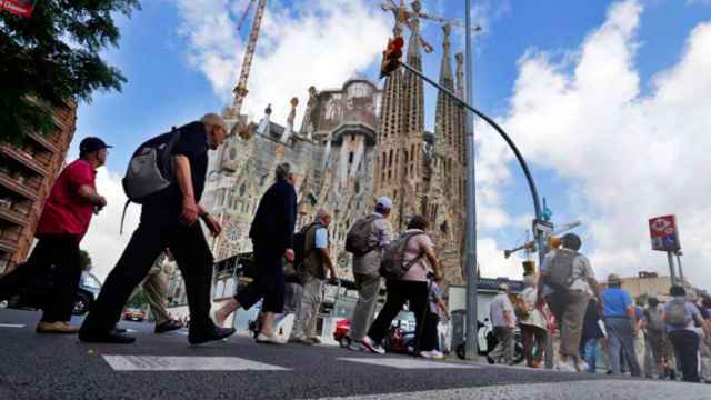 Turistas ante la Sagrada Familia de Barcelona / EFE