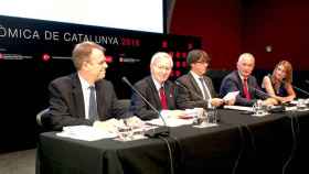 Carles Puigdemont (c), presidente de la Generalitat, junto a Miquel Valls (2i), presidente de la Cámara de Comercio de Barcelona, Oriol Amat (i), catedrático de la UPF, Luis Herrero (2d), subdirector general de Banco Santander, y Carme Poveda (d), directo