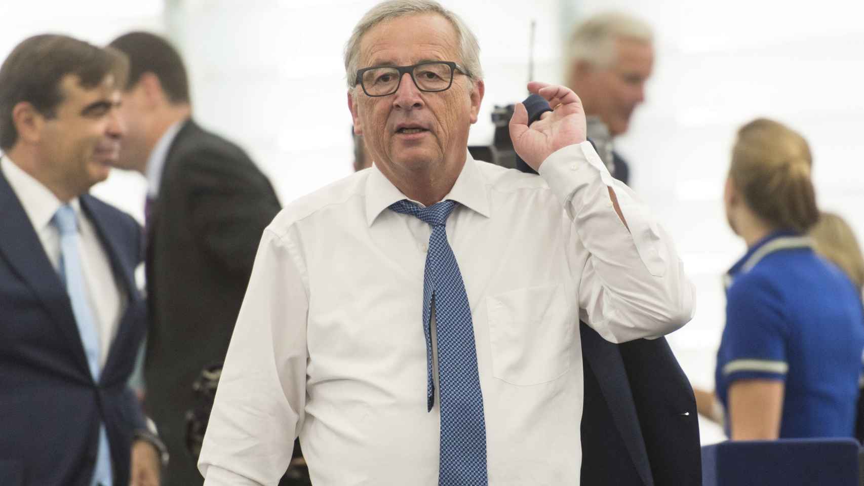 Jean-Claude Juncker, presidente de la Comisión Europea, a su llegada al Parlamento comunitario, donde hacía calor / EFE