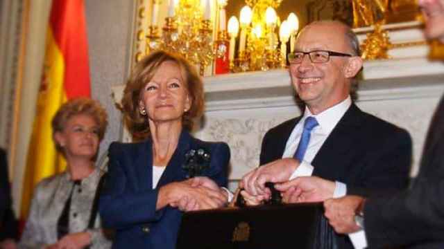 En la imagen, Elena Salgado entrega la cartera de Hacienda a Cristóbal Montoro durante su relevo