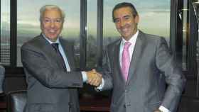 De izquierda a derecha, Antoni Abad, presidente de Cecot, y Juan Antonio Alcaraz, director general de Caixabank