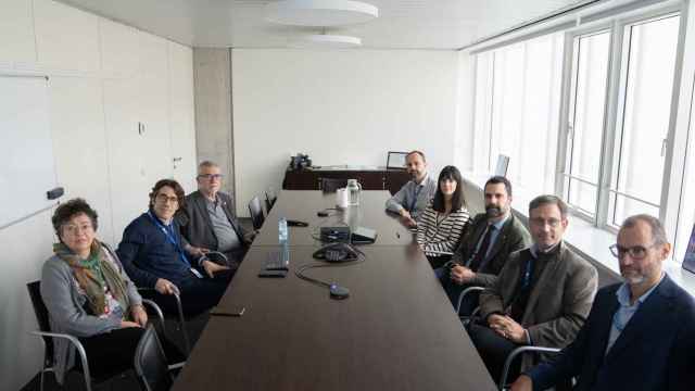 El 'conseller' de Empresa y Trabajo de la Generalitat, Roger Torrent (centro a la dcha.), y el director del Barcelona Supercomputing Center (BSC), Josep Maria Martorell (centro a la izda.) , en una reunión en el BSC / DAVID ZORRAKINO - EUROPA PRESS