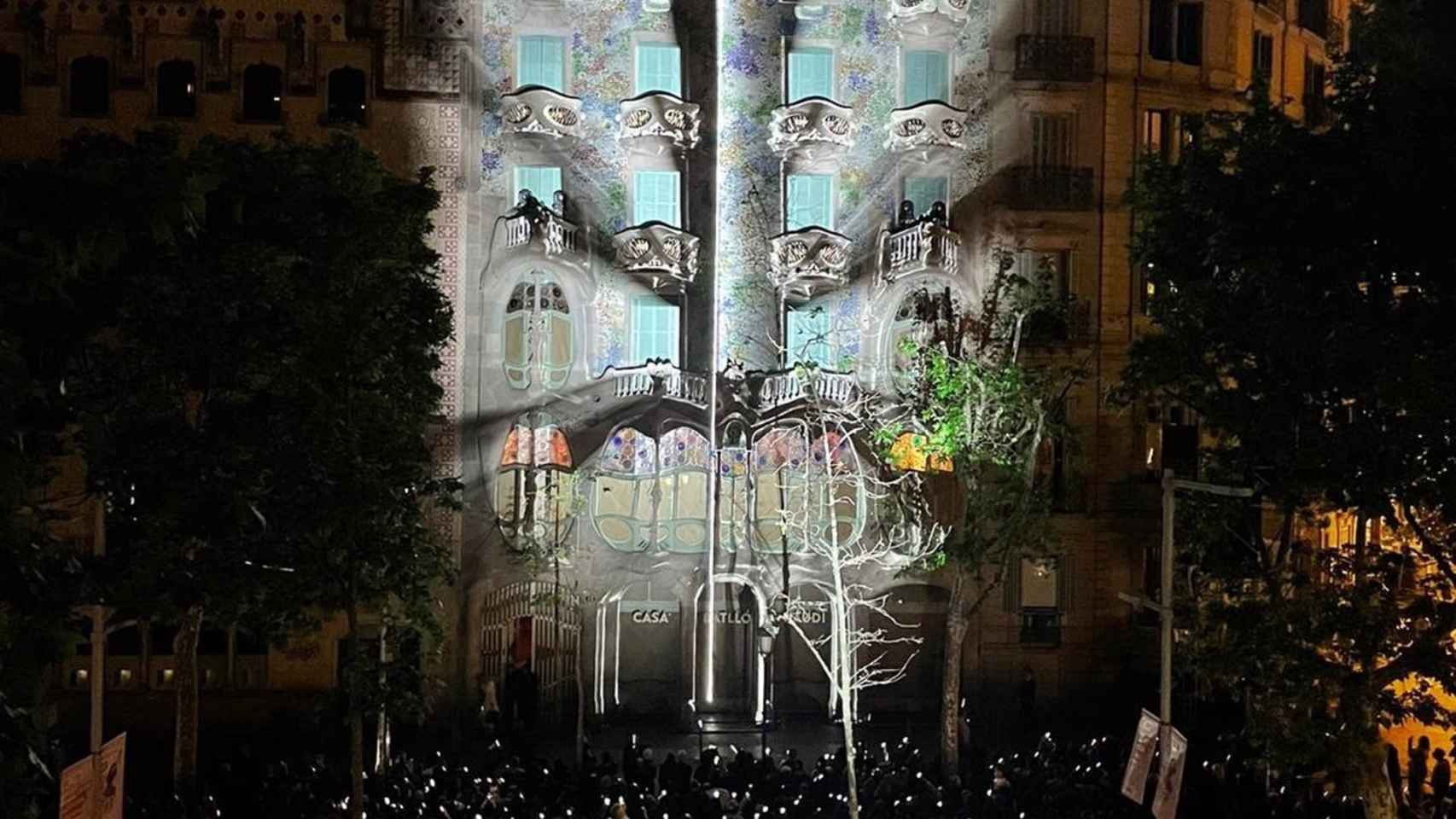 La fachada de la Casa Batlló con una proyección de Refik Anadol / CASA BATLLÓ