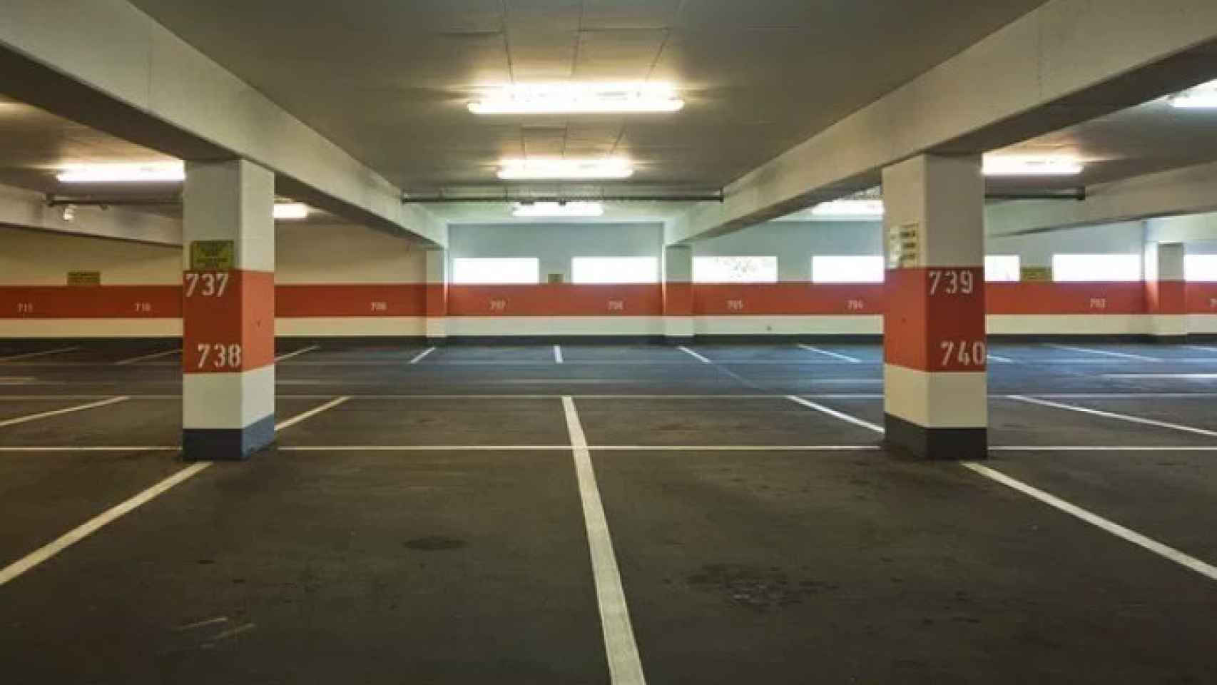 Una foto de archivo de un parking de coches vacío donde aparcó su vehículo