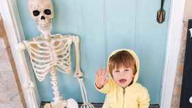 Theo, un niño de dos años, y Benny, un esqueleto de Halloween / INSTAGRAM
