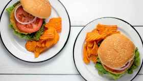 Dos hamburguesas veganas con su guarnición / UNSPLASH