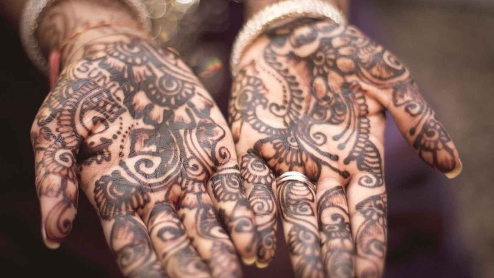 Las manos de una mujer india en una boda