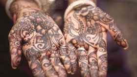 Las manos de una mujer india en una boda