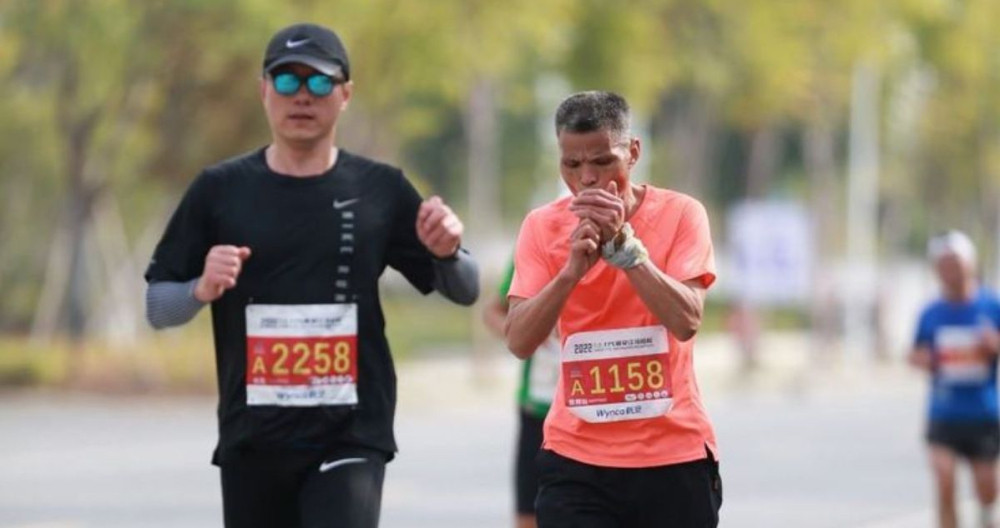 ‘Uncle Chen’, el maratoniano chino que compite fumando / REDES