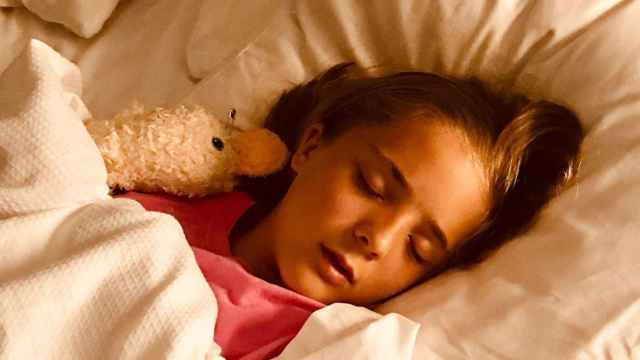 Imagen de archivo de una niña pequeña en una cama de hospital / Sam K - Pexels
