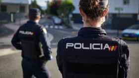 Dos agentes de la Policía Nacional hacen guardia para evitar una okupación ilegal / EP