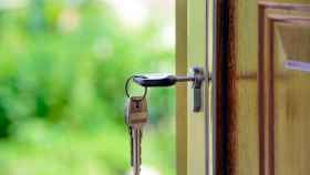 Los ladrones se hacen con las llaves de las vivienda para entrar a las casas / EE