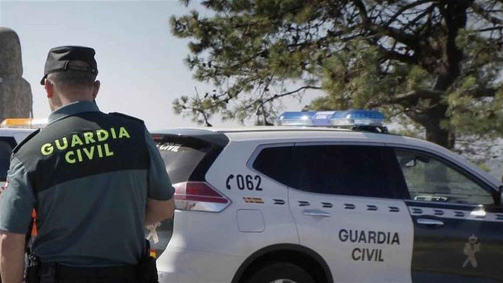 Un agente de la Guardia Civil en Broto junto a su vehículo / EP