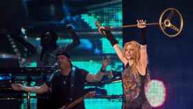 Shakira en un concierto sujeta el micrófono