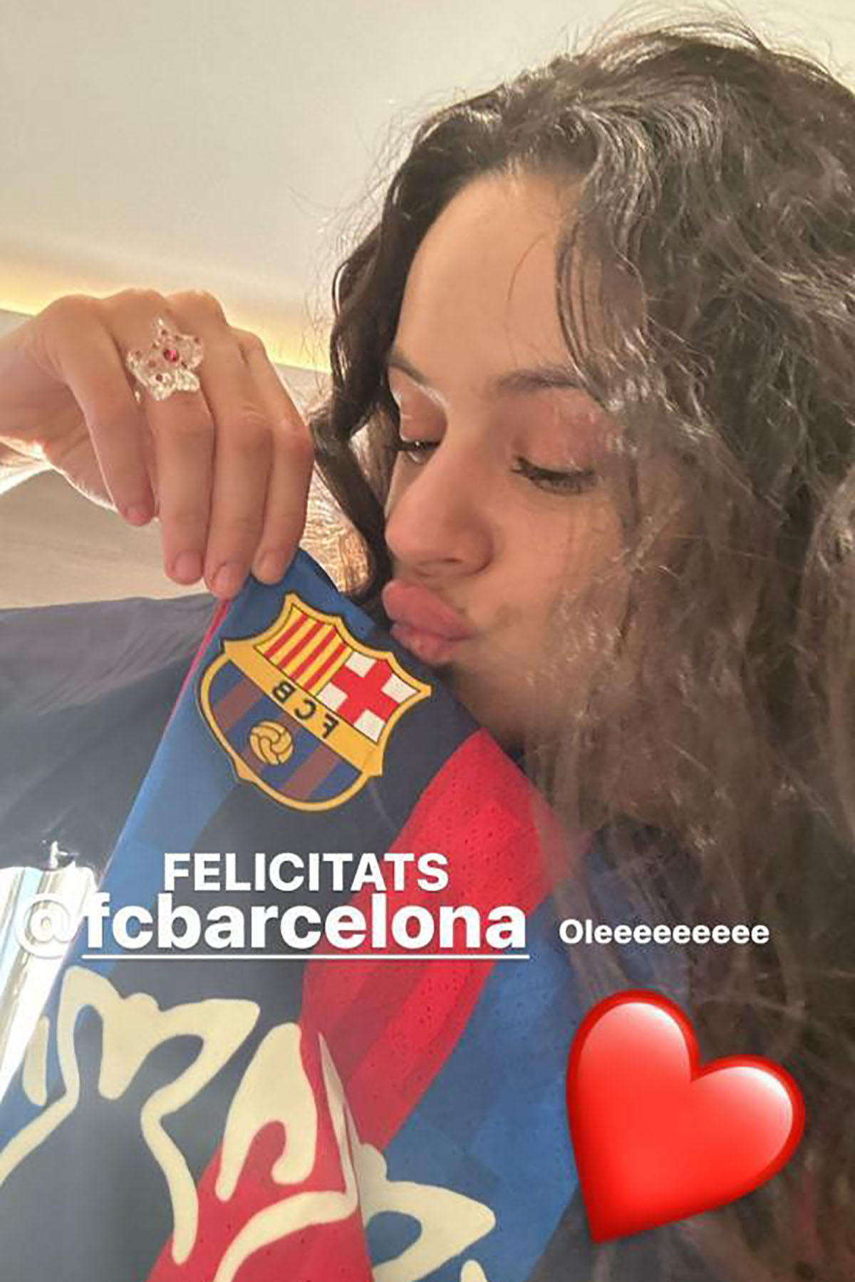 Rosalía, celebrando el triunfo del FC Barcelona en el clásico / INSTAGRAM