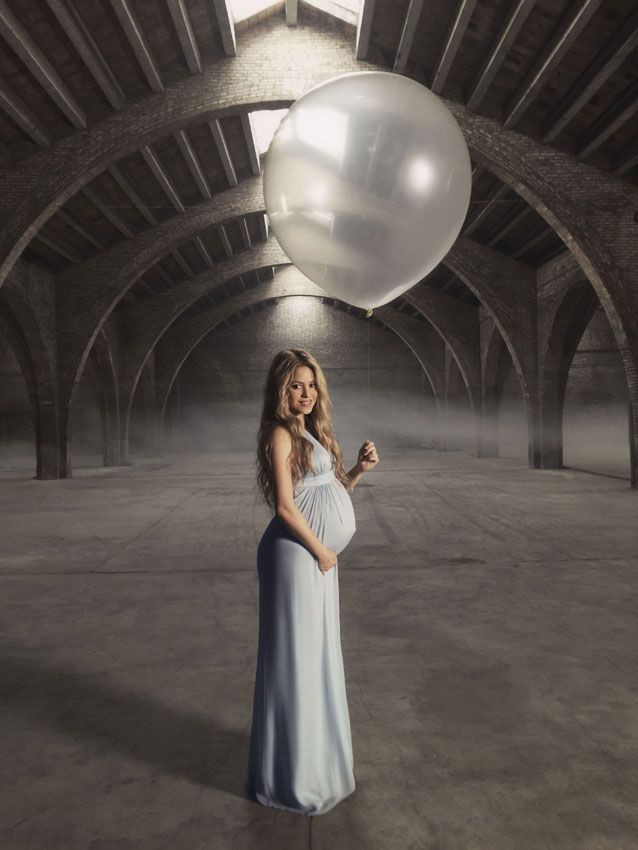 Shakira con un vestido embarazada