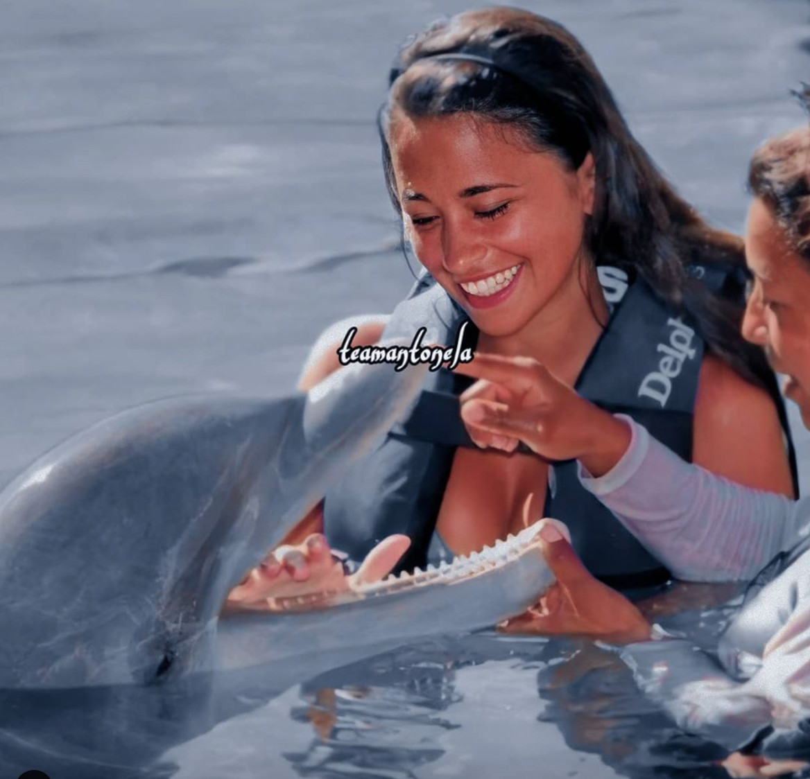 Antonella Roccuzzo se baña con delfines