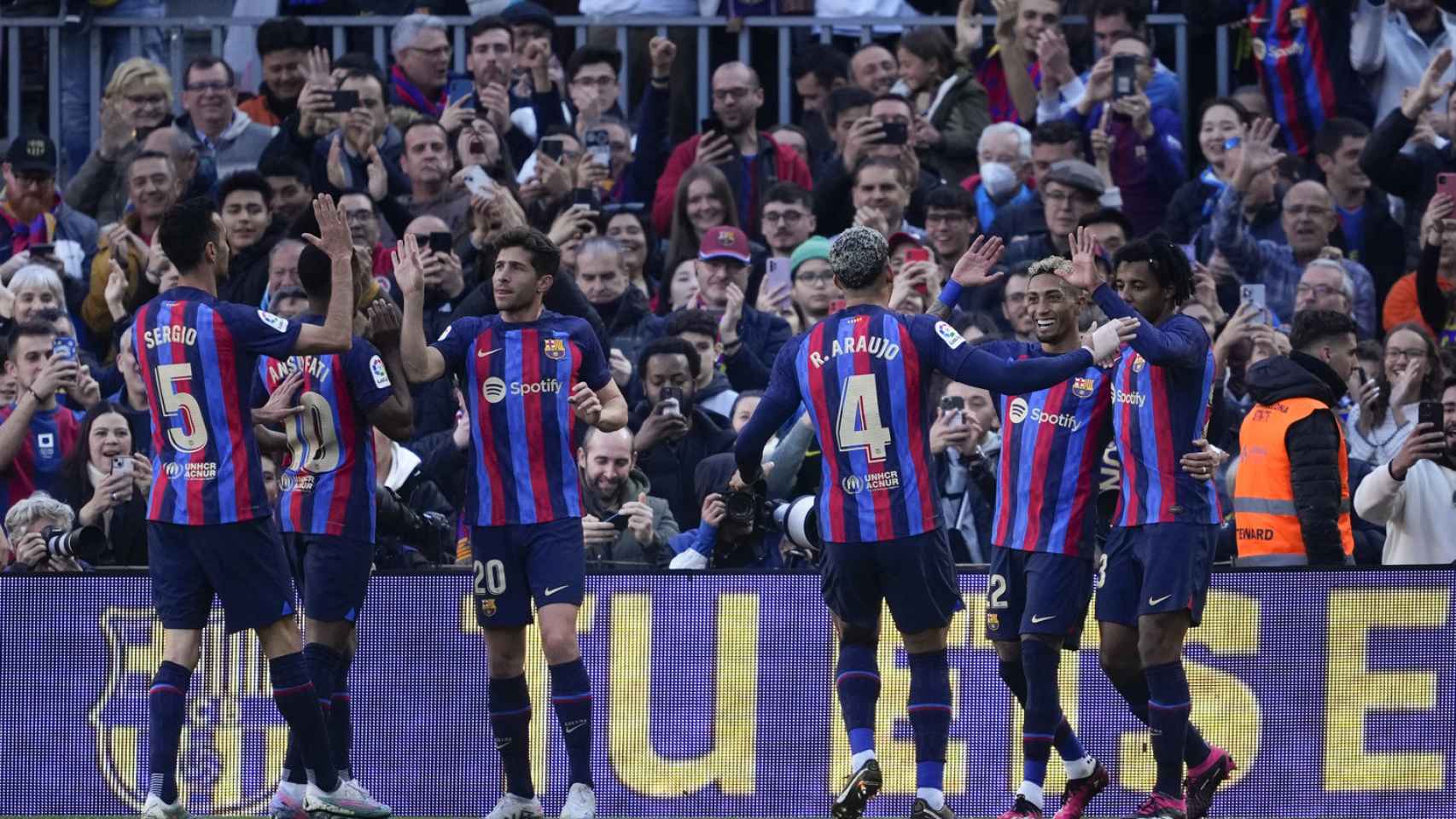 Los jugadores del Barça, celebrando el gol de Raphinha frente al Valencia en el Camp Nou / EFE