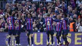Los jugadores del Barça, celebrando el gol de Raphinha frente al Valencia en el Camp Nou / EFE