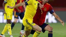 Sergio Busquets pugna con un jugador de Suecia, en Sevilla / EFE