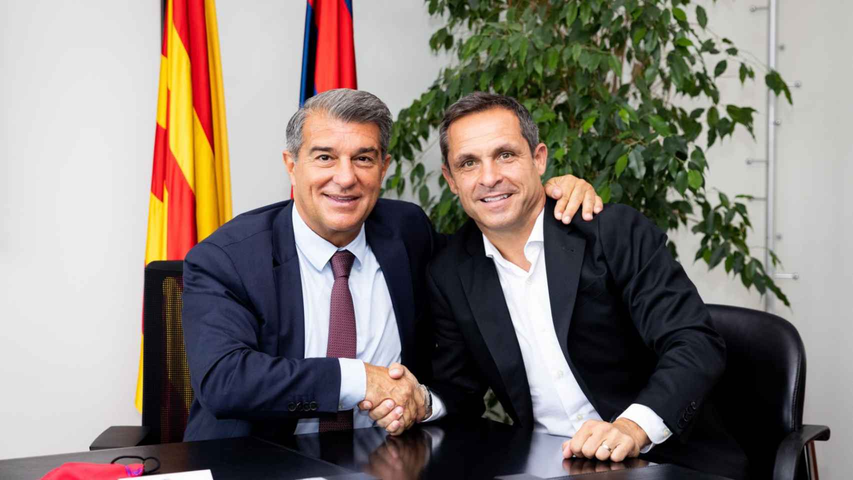 Laporta con Barjuan en la firma de su contrato / FC Barcelona