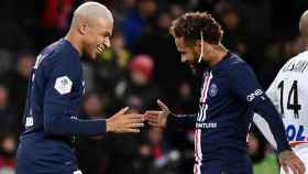 Neymar celebra un gol con Mbappé | EFE