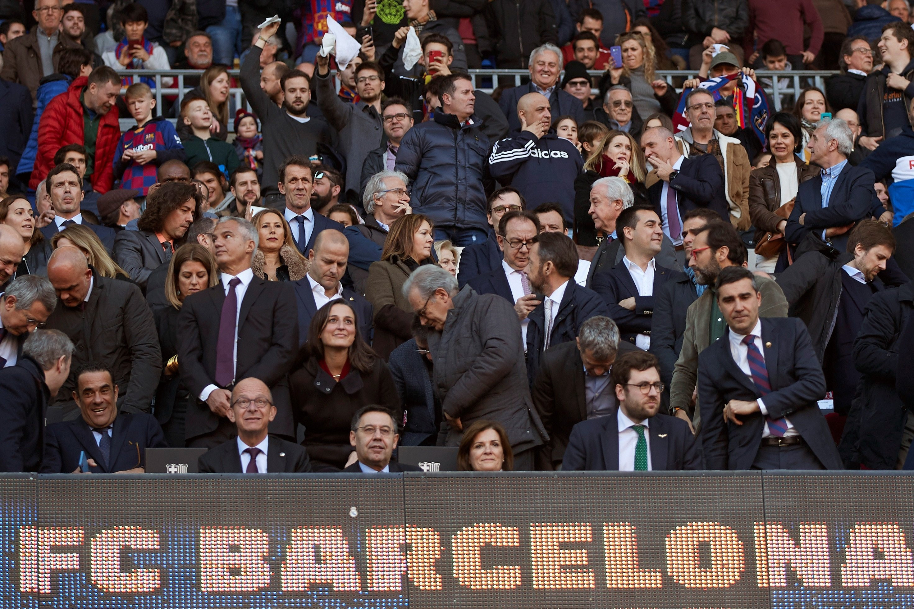 Bartomeu, Cardoner, Teixidor, Bordas, Elías y otros miembros de la directiva del Barça en el Camp Nou / EFE