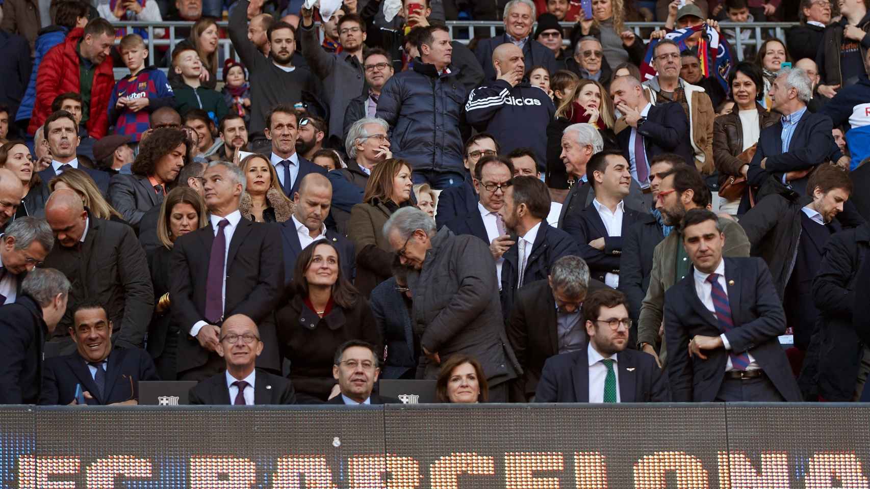 Bartomeu, Cardoner, Teixidor, Bordas, Elías y otros miembros de la directiva del Barça en el Camp Nou / EFE