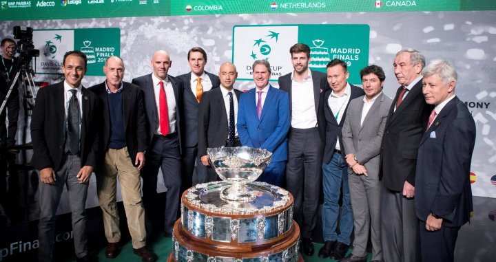 Gerard Piqué con su equipo y miembros de la Federación Española de Tenis / EFE