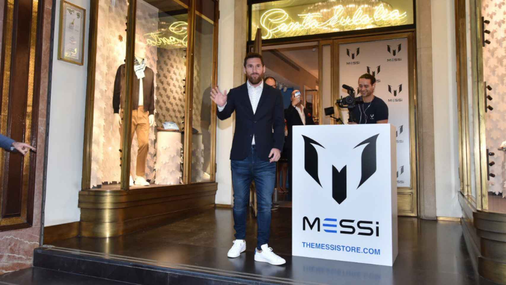 Leo Messi posando con su marca comercial / Redes