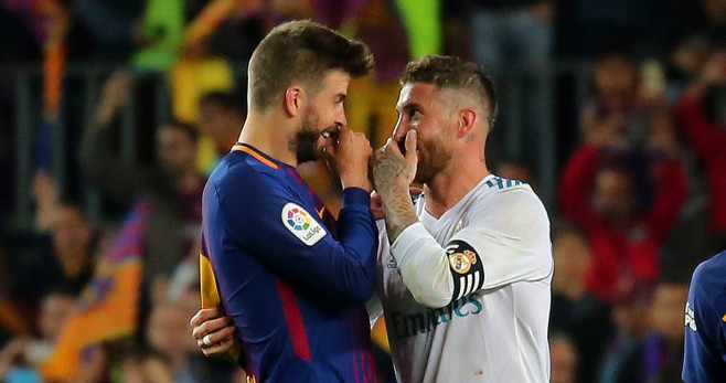 Piqué y Ramos discuten en un Barça-Real Madrid | EFE