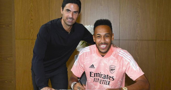 Aubameyang se fotografía con Arteta el día que firmó su renovación para el Arsenal / ARSENAL