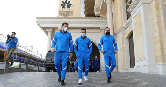 Xavi, con sus ayudantes, durante el paseo que ha hecho este martes el Barça en Riad / FCB