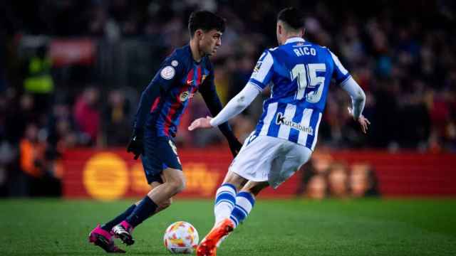 Pedri controla el balón ante la oposición de Rico / FCB