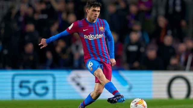 Pedri repartiendo el juego en el Camp Nou durante el Barça Sevilla REDES