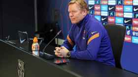 Ronald Koeman el entrenador en rueda de prensa del Barça, presidido por Laporta. Ganar partidos / FC Barcelona