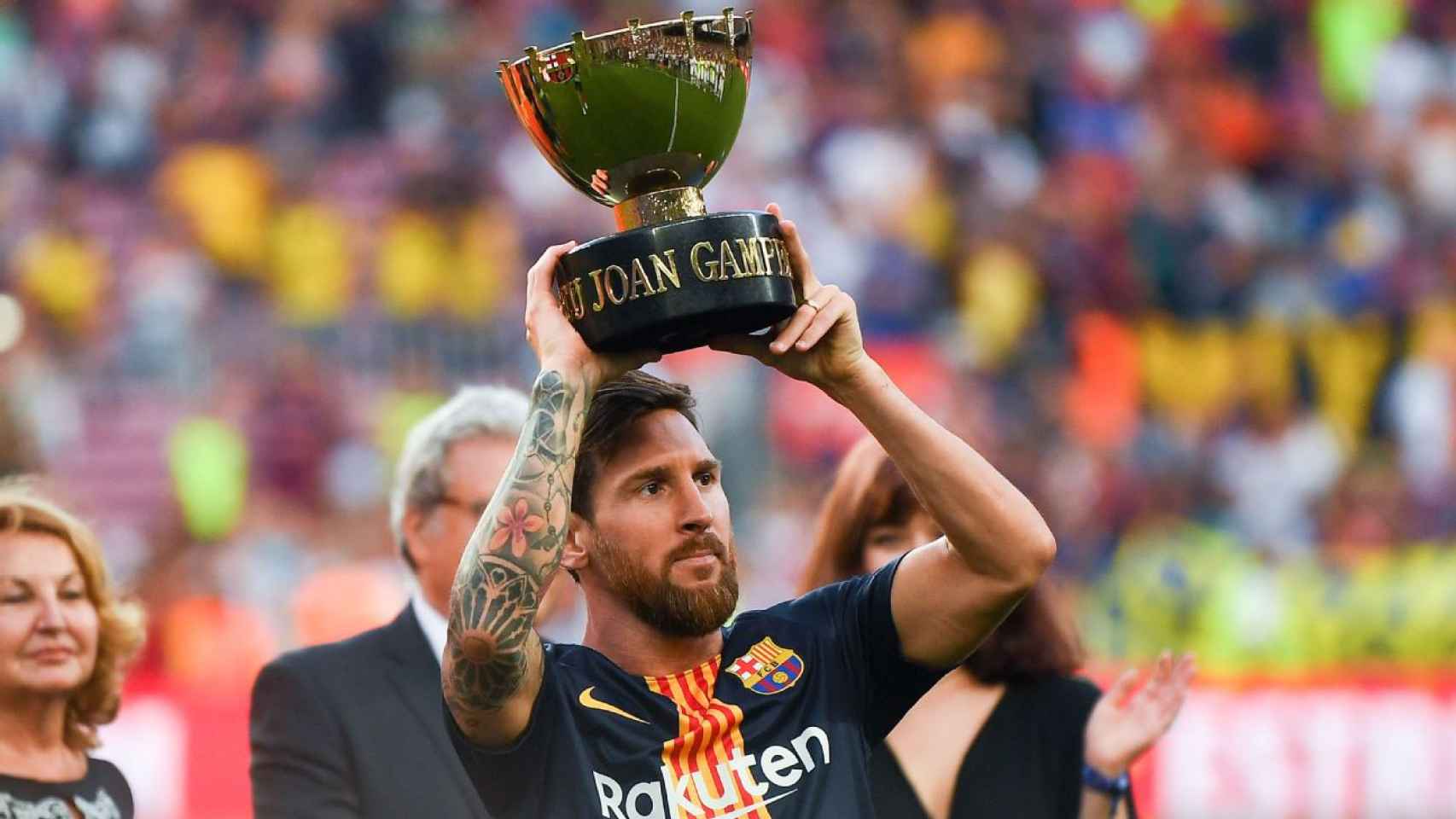 Leo Messi levantando el Trofeo Joan Gamper 2019 / FC Barcelona