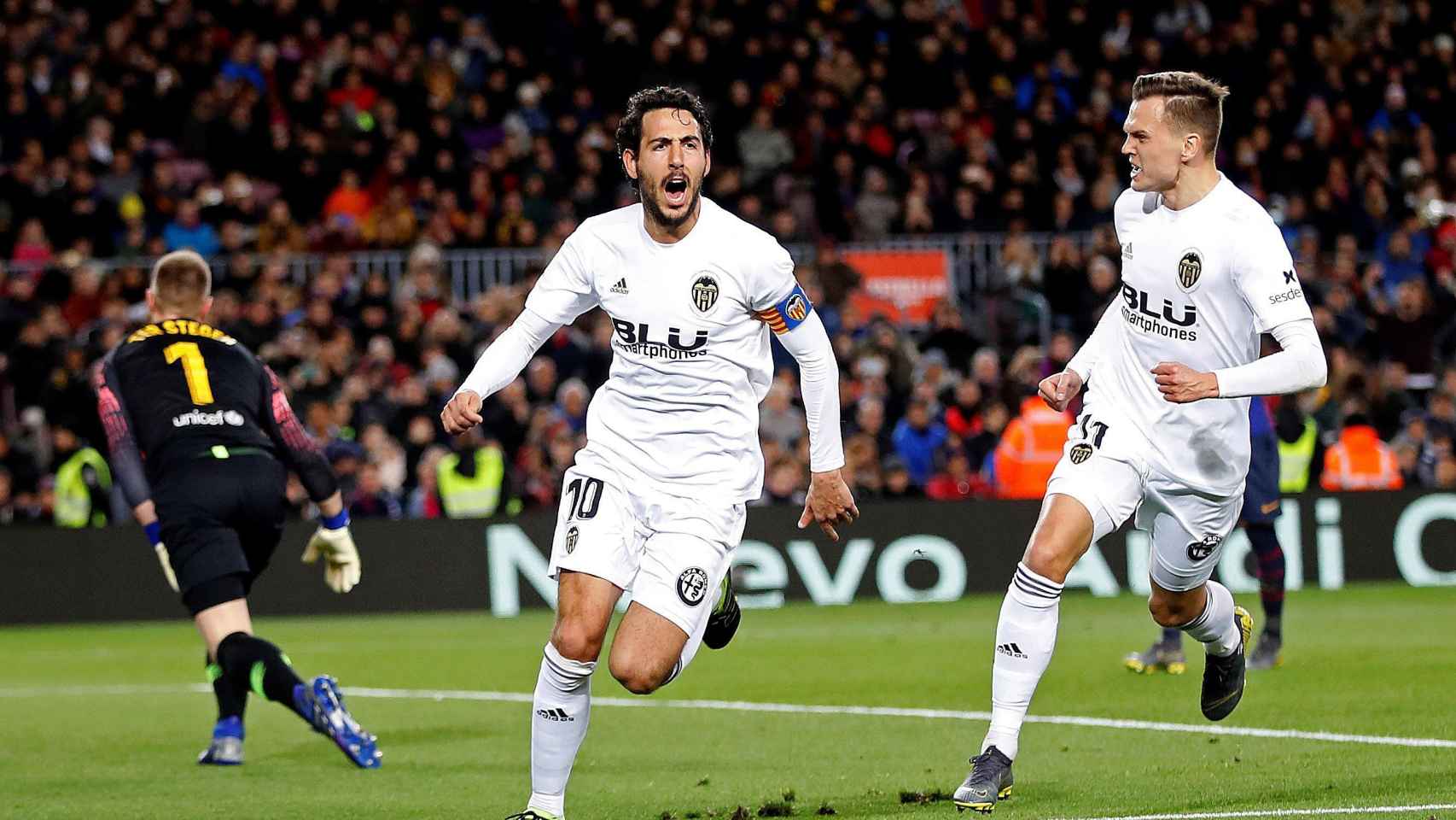 Parejo (Valencia) celebrando su gol contra el Barça en el Camp Nou / EFE