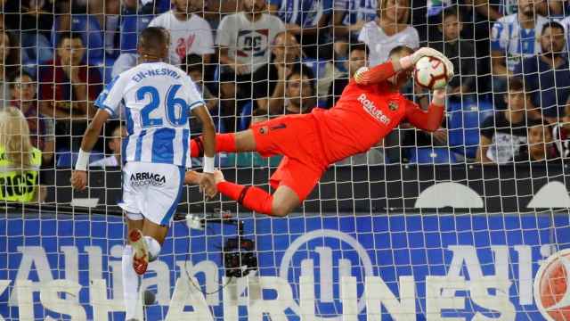 Ter Stegen detiene un chute frente al Leganés / EFE