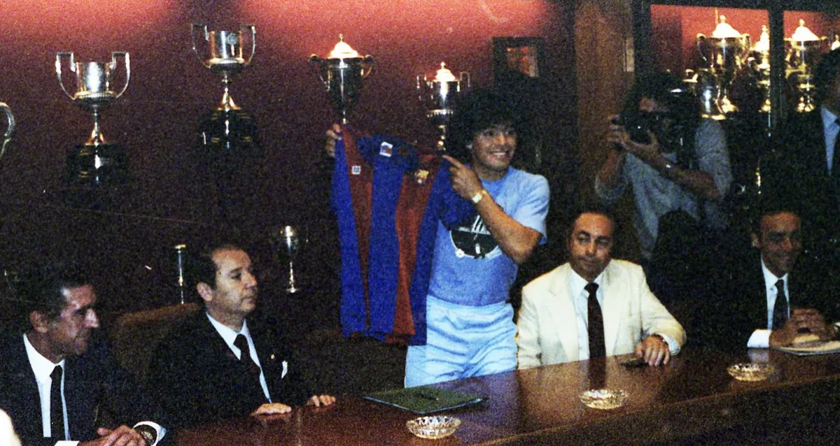 Diego Armando Maradona, el día de la firma de su contrato con el Barça / FCB