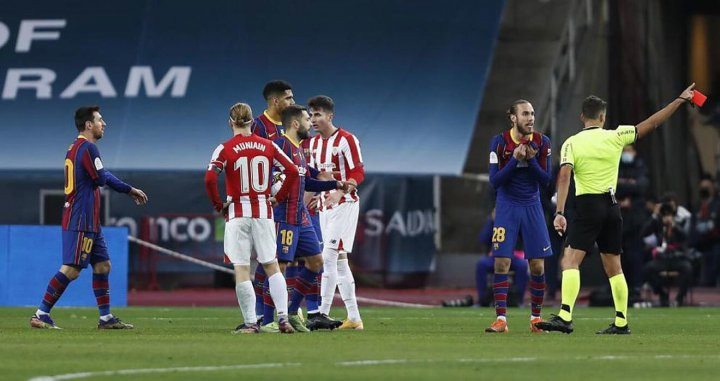 Gil Manzano mostrándole la roja a Leo Messi / EFE