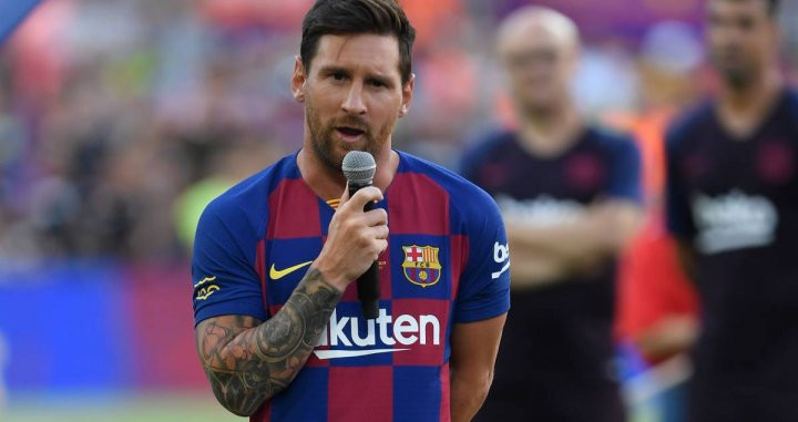 Messi toma el micro en el Gamper 2019 contra el Arsenal, aunque no jugó / FCB